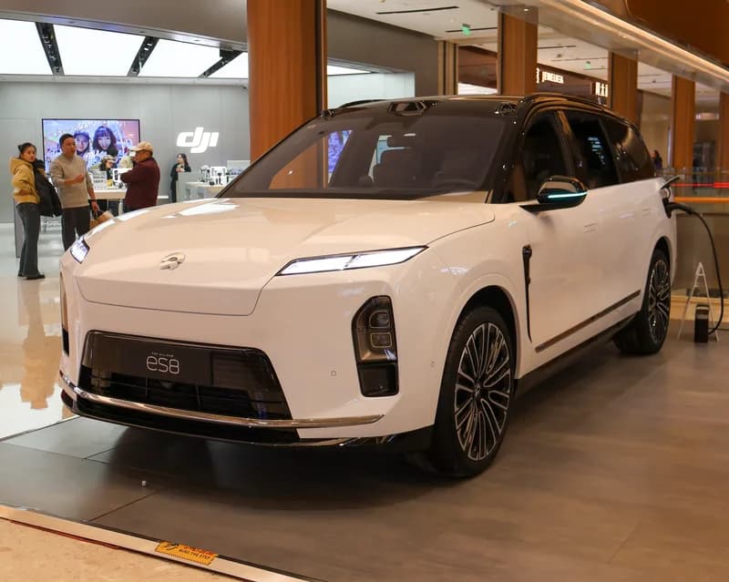 NIO EL8