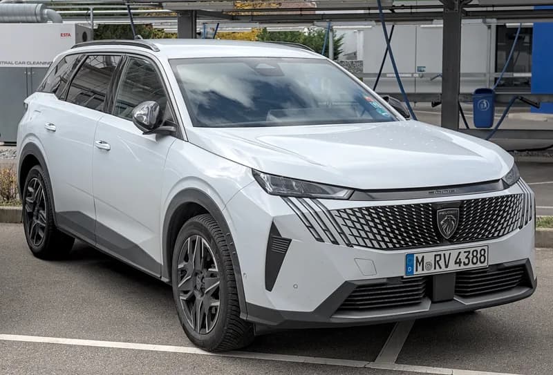 Peugeot e-5008